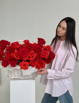 Cesta con rosas rojas y escarlata