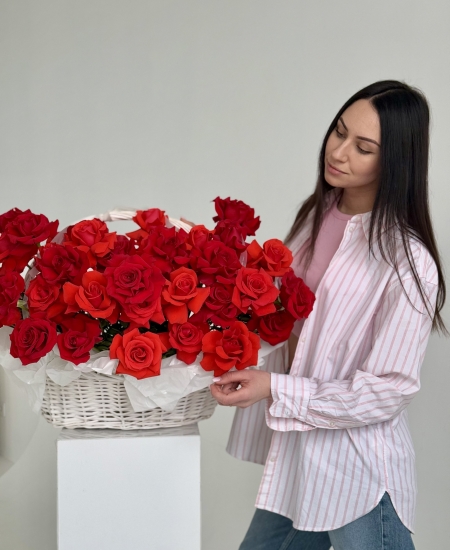 basket with red and scarlet red roses
