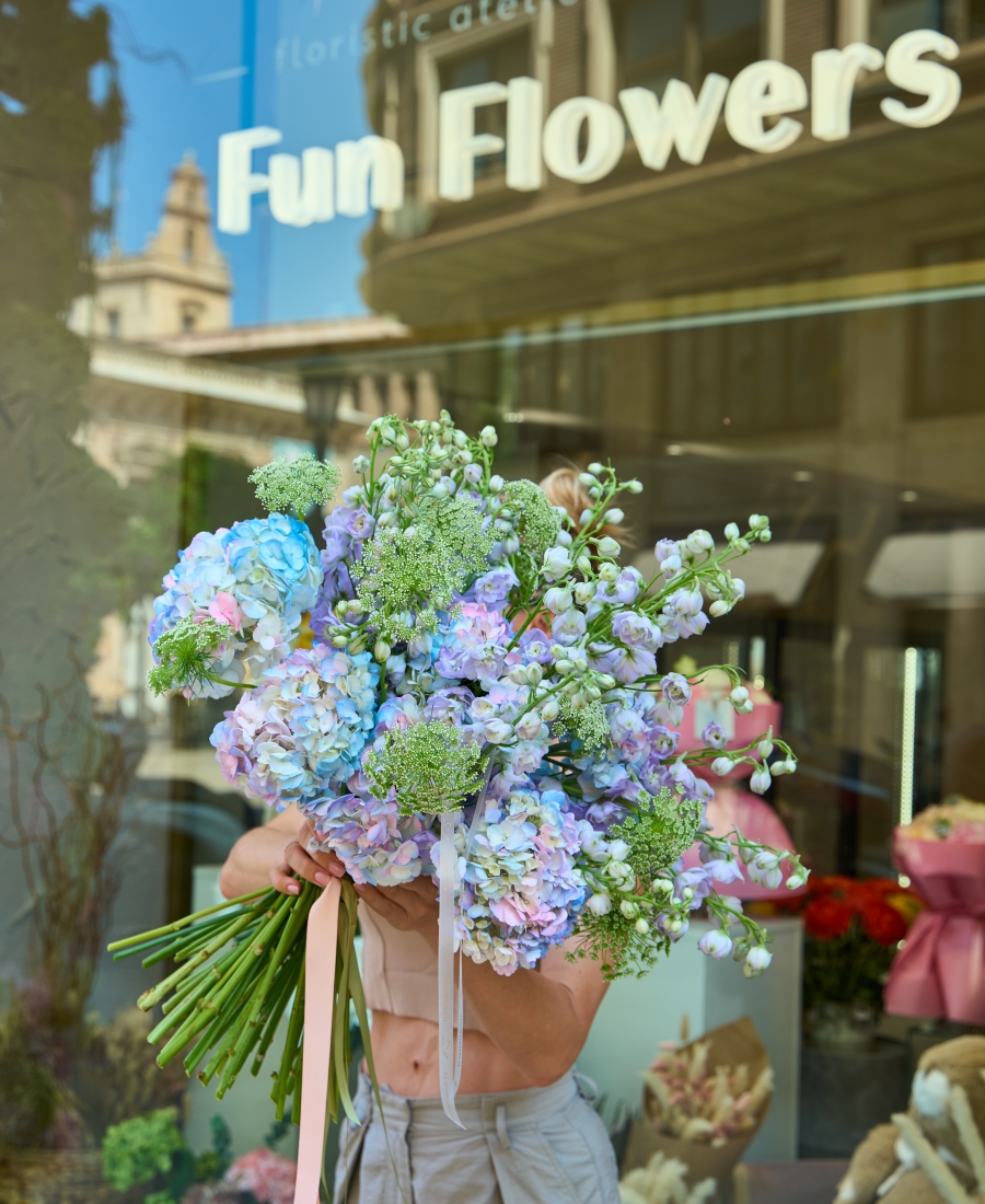 "Azure Reverie" - Ramo de Hortensias en Tonos Azul y Lavanda