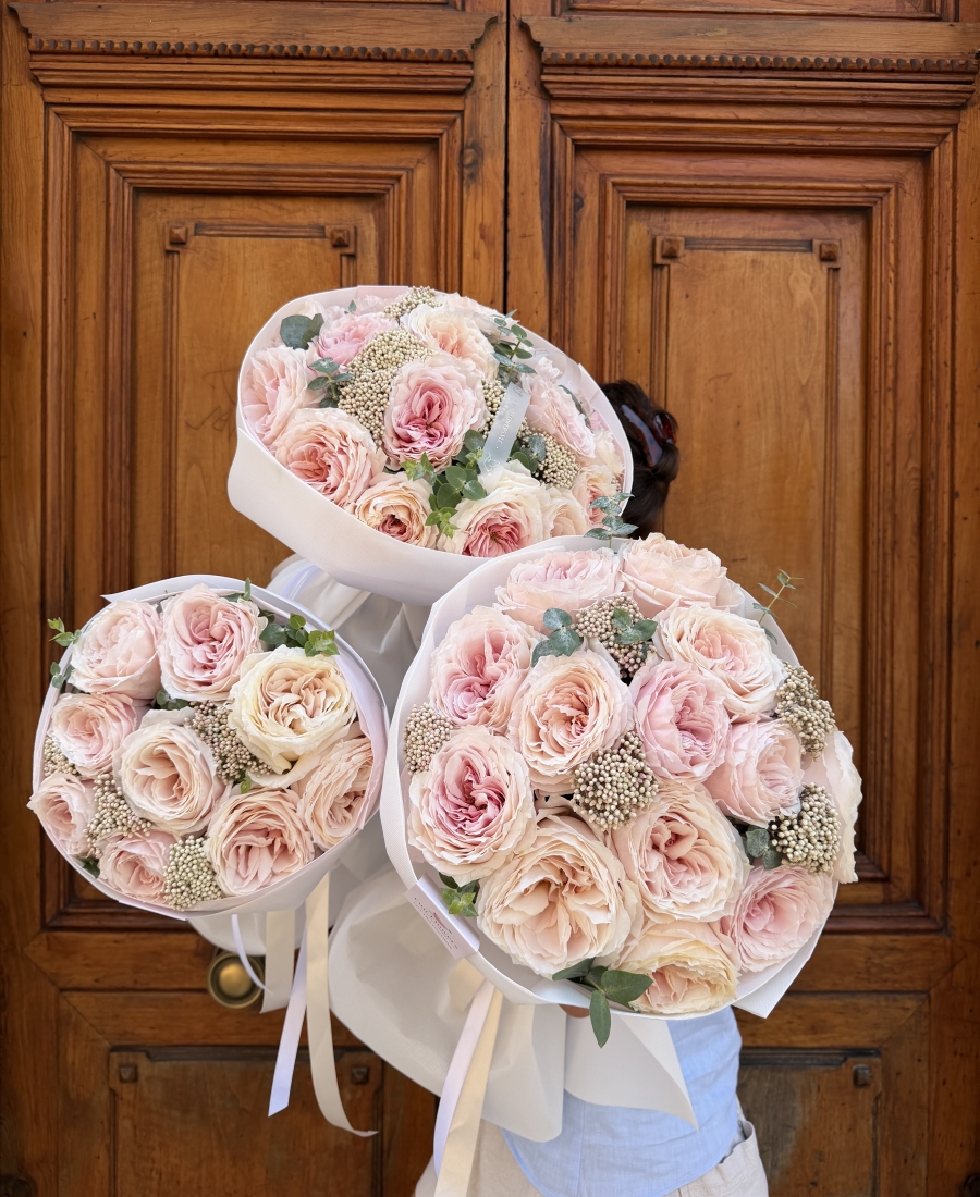 "Blush Romance" - Ramo de Rosas de Jardín Premium