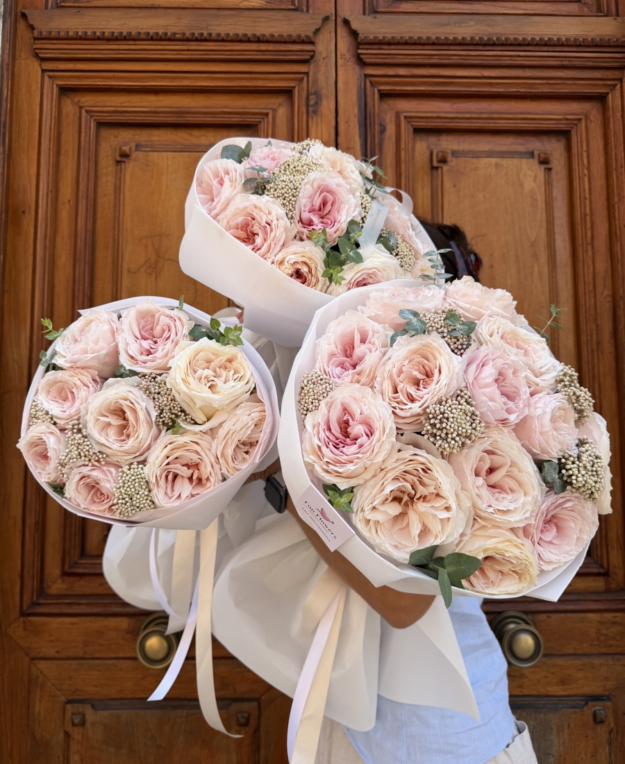 "Blush Romance" - Ramo de Rosas de Jardín Premium