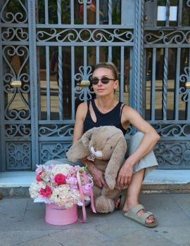 Bunny Love — Composición Floral con Conejo de Peluche