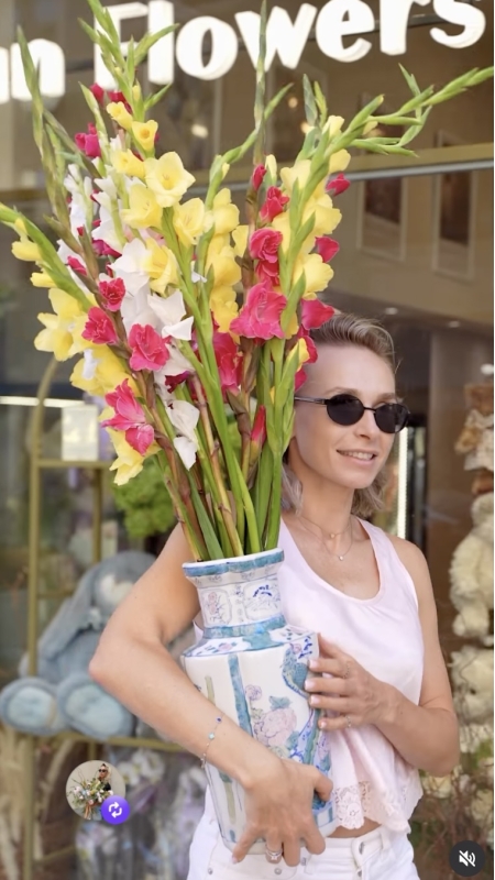 Beautiful flowers deserve a beautiful vase.