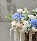 Cesta con peonías, rosas y astilbe