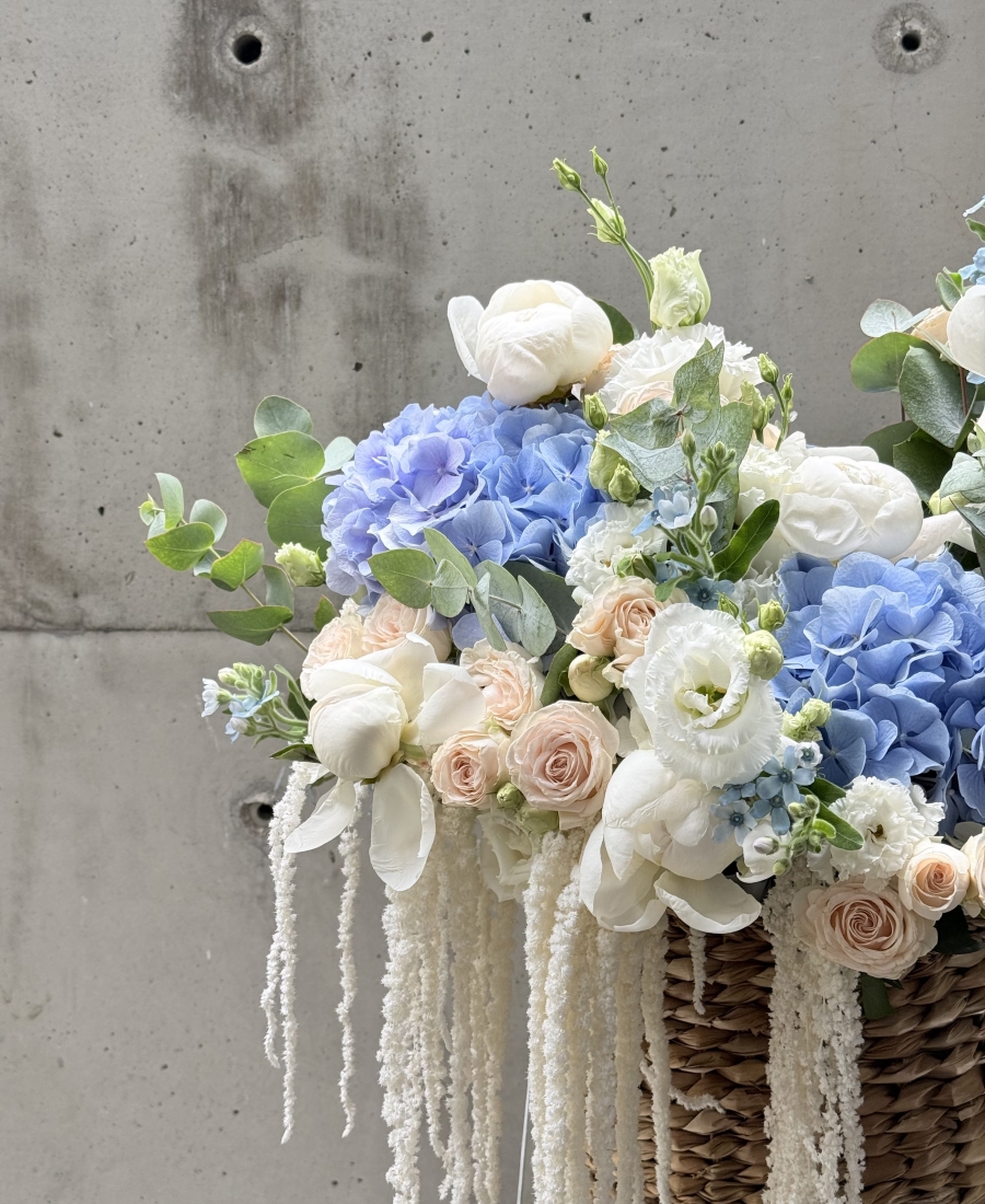Cesta con peonías, rosas y astilbe