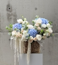 Cesta con peonías, rosas y astilbe