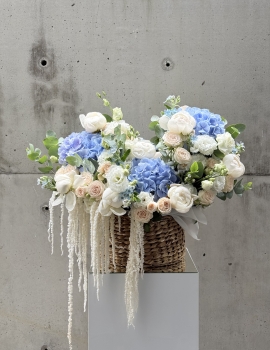 Cesta con peonías, rosas y astilbe