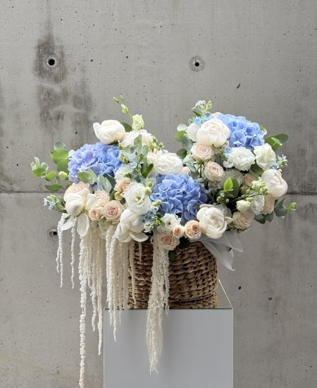 Cesta con peonías, rosas y astilbe