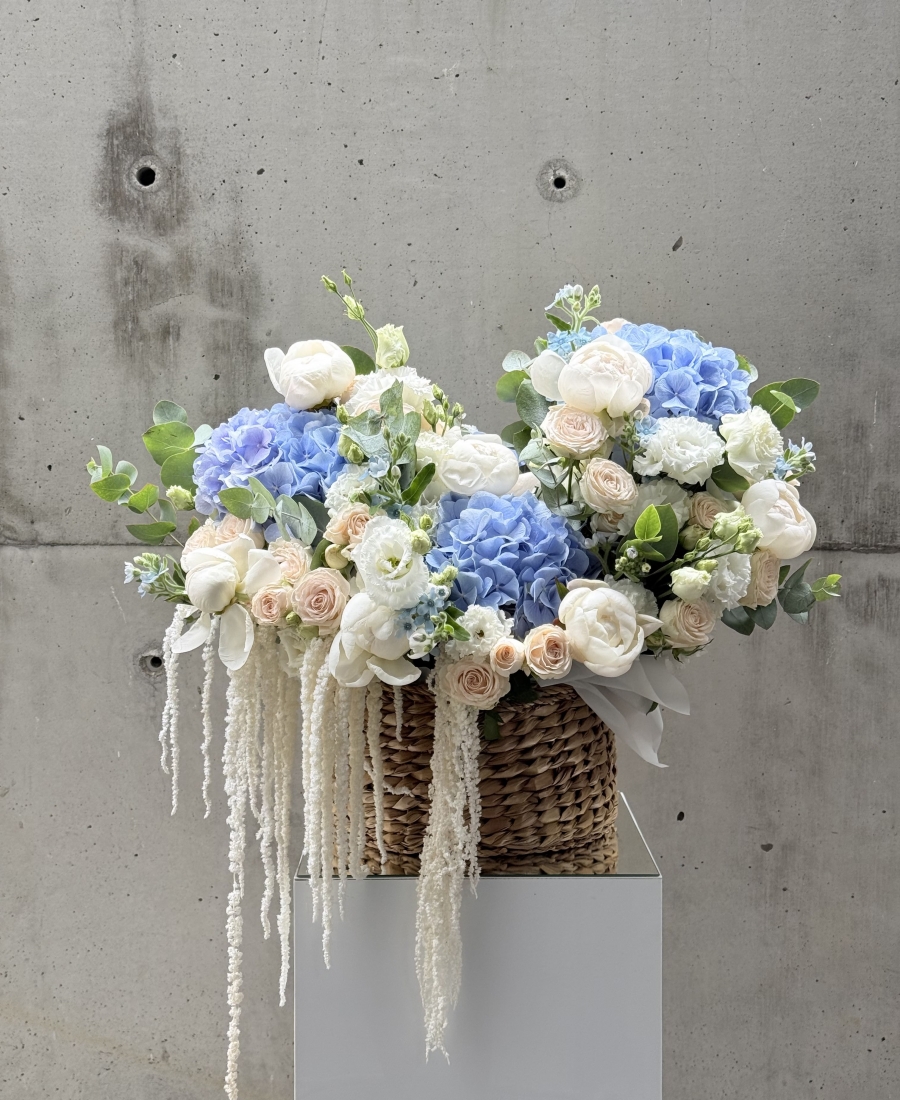 Cesta con peonías, rosas y astilbe