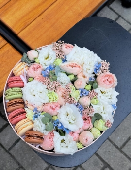 Caja con macarrones franceses (L 25 cm)